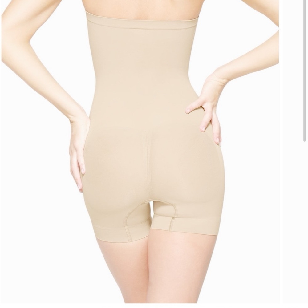 NEW SKIMS sand seamless sculpt strapless Shorty bodysuit new in pkg/no box - Picture 4 of 6